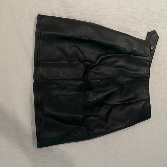 Forever 21 fake leather skirt - Picture 2 of 2